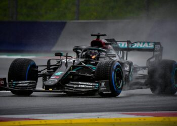HAMILTON: CATEGORICO BAJO LA LLUVIA EN AUSTRIA